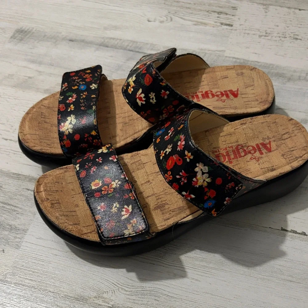Alegria Women's Black Bryce Floral Platform Sandals - Picture 3 of 10